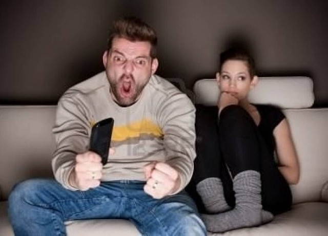 5 ατάκες προς τη γυναίκα/γκόμενά σου, ώστε να βλέπεις ανενόχλητος μπάλα χωρίς να στα πρήζει