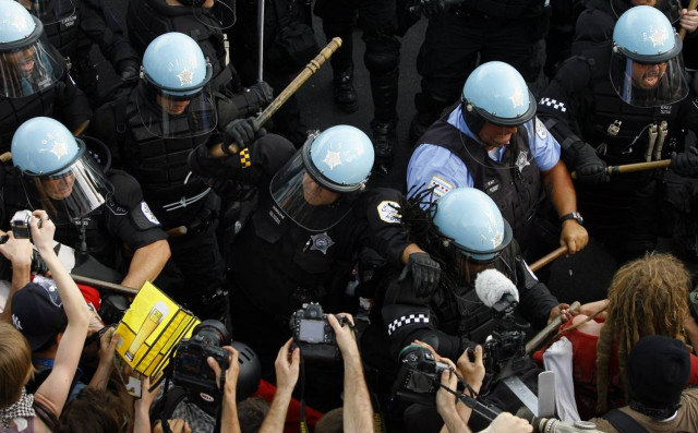 Μέσα συνεδρίαζαν, έξω άνοιγαν κεφάλια