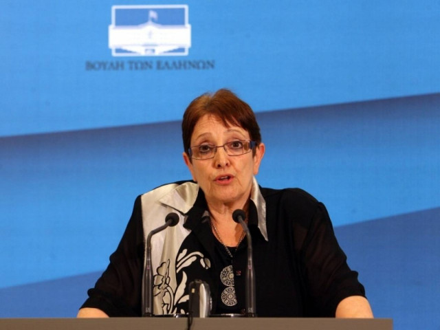 Α. Παπαρήγα: Ο Ολάντ «ήδη τα μασάει»