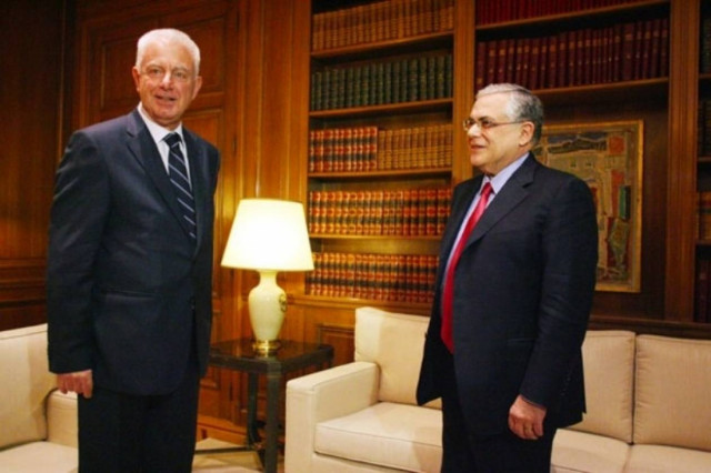 Ο Παπαδήμος δίνει τα «φώτα» του στον Πικραμμένο