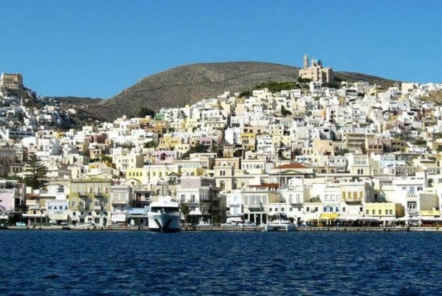 Σύρος: Θαλασσιά ρύπανση στο λιμάνι από τουριστικό σκάφος