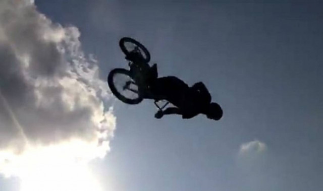 ΒΙΝΤΕΟ: Άλματα σε δύο ρόδες που κόβουν την ανάσα!