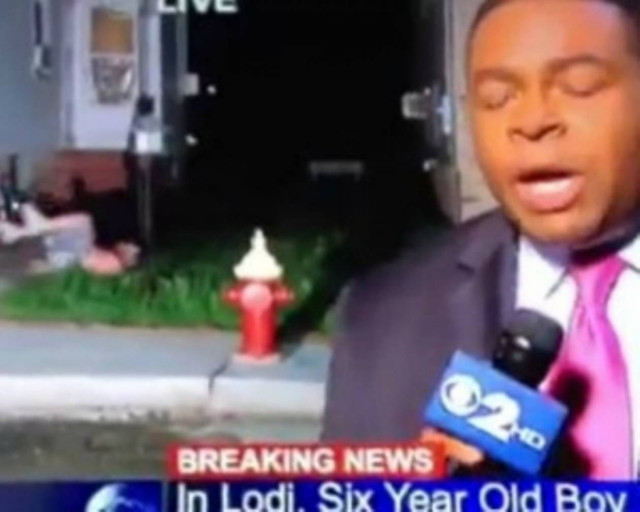 Έπεσε από το παράθυρο στο δρόμο σε απευθείας σύνδεση!