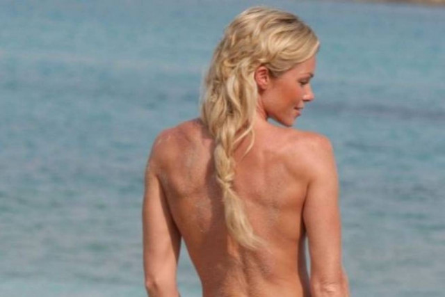 Τόπλες διάσημες στην παραλία!