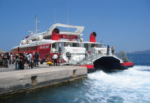 Έφυγε ράμπα επιβίβασης του «FLYING CAT 4» λόγω υψηλού κυματισμού!