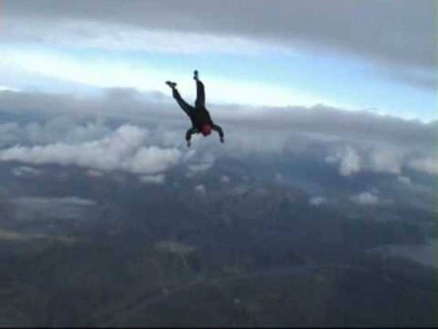 Παγκόσμιο ρεκόρ: Ελεύθερη πτώση χωρίς αλεξίπτωτο! (βίντεο)