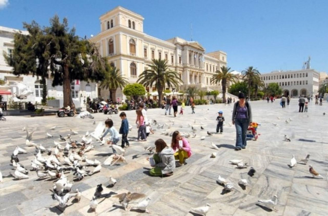 Απαγόρεψαν σε παιδιά να παίζουν σε κεντρική πλατεία της Σύρου