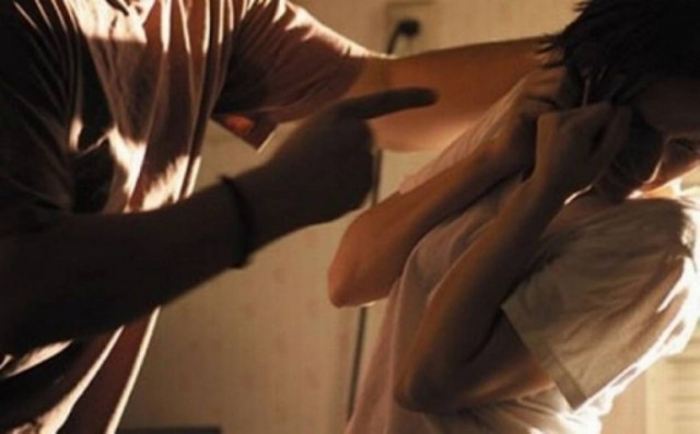 Ξυλοκόπησε τη σύζυγο του μπροστά στα παιδιά τους!