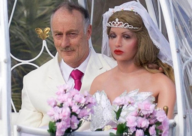 Αντικατέστησε τις γυναίκες με πλαστικές κούκλες