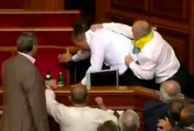 Bίντεο: Άγριο ξύλο στα έδρανα του κοινοβουλίου