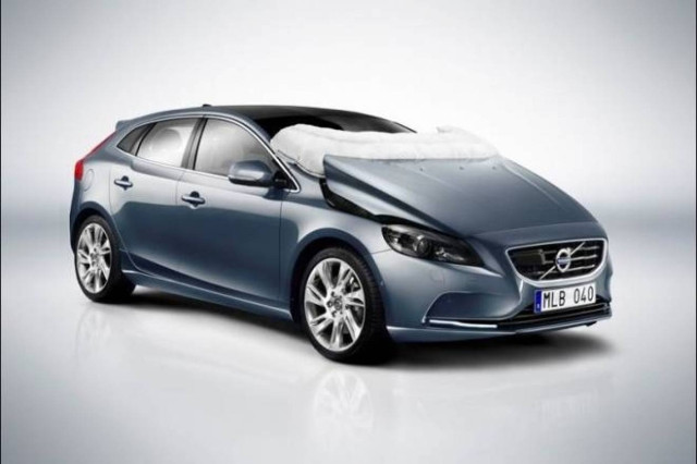 Το Volvo V40 έχει αερόσακο ακόμη και για τον πεζό!