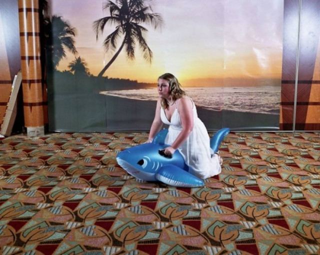 Όλο το κιτς μιας κρουαζιέρας σ' ένα ξεκαρδιστικό φωτορεπορτάζ