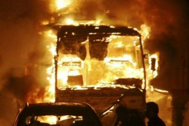 Κάηκαν φορτηγά στην Πειραιώς