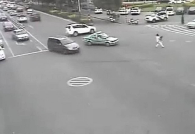 Βίντεο: Της έπεσε το παιδί από το αυτοκίνητο