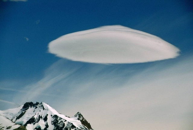 Όταν τα UFO κρύβονται στα σύννεφα…