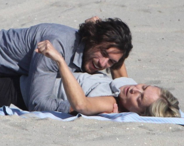 Η Σάρον Στόουν ερωτεύτηκε και …παίζει στην άμμο!