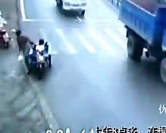 Τετράχρονη οδηγεί μηχανή στη μέση του δρόμου!