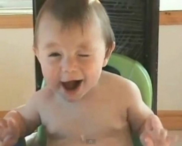 Όταν τα μωράκια δοκιμάζουν λεμόνι για πρώτη φορά!