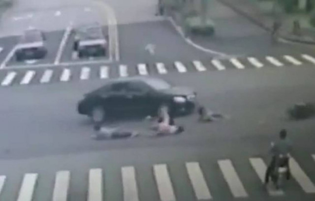 Βίντεο: Σύγκρουση αυτοκινήτου με μηχανή on camera