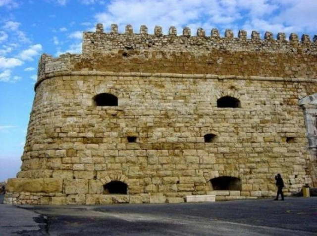 Βρέθηκε νεκρός 25χρονος κάτω από τα ενετικά τείχη