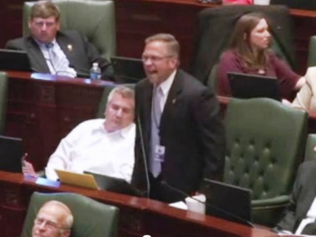 Βουλευτής... τα πήρε και πέταξε το νομοσχέδιο στον αέρα