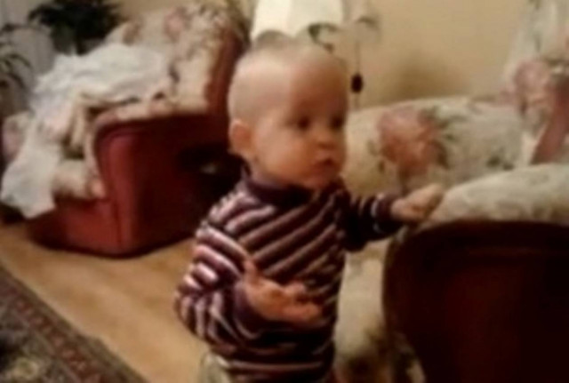 Όταν ένα μωρό προσπαθεί να τρομάξει την γάτα του