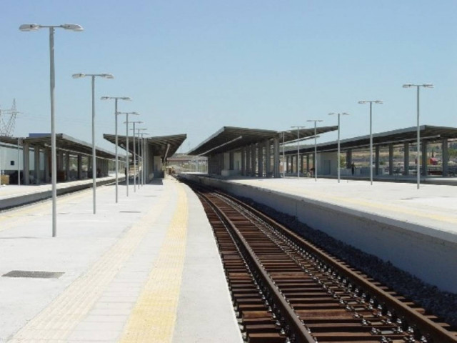 Σιγά-σιγά ξήλωναν τον προαστιακό