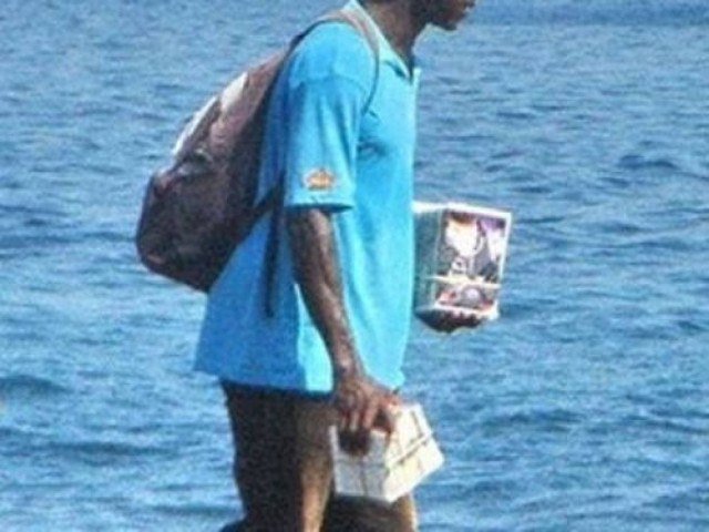 Αλλοδαπός είχε στην κατοχή του παράνομο… δισκοπωλείο