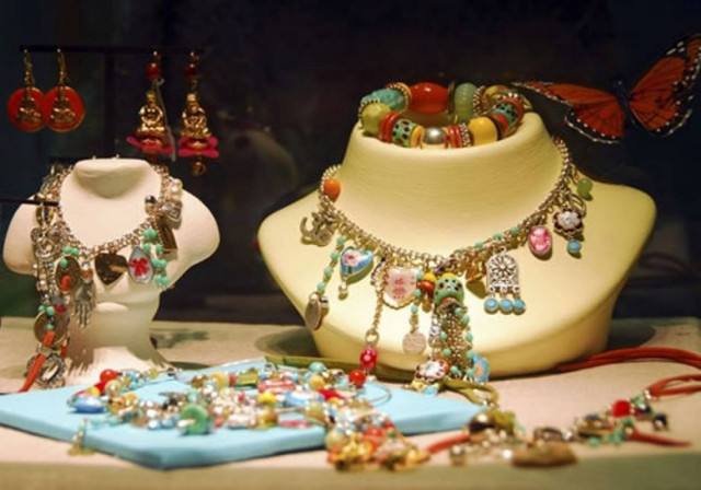 Ζευγάρι ληστών είχε αδυναμία στα... κοσμήματα