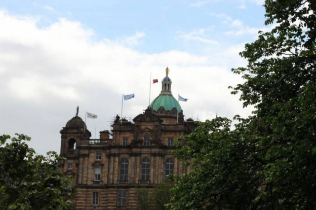 Αναρχικοί «σήκωσαν» μαυροκόκκινη σημαία στο κάστρο του Εδιμβούργου