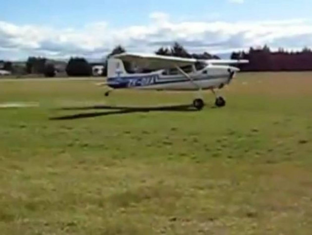 Βίντεο: Έτσι τουμπάρεις ένα αεροπλάνο