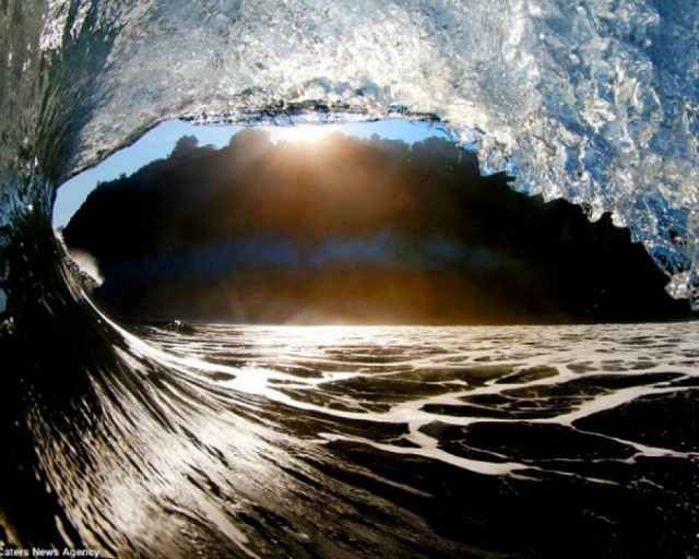 Οι πιο εντυπωσιακές φωτογραφίες με κύματα που έχετε δει!