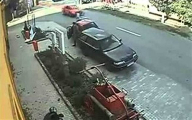 Βίντεο: Οδηγός μηχανής σε απίστευτο τρακάρισμα