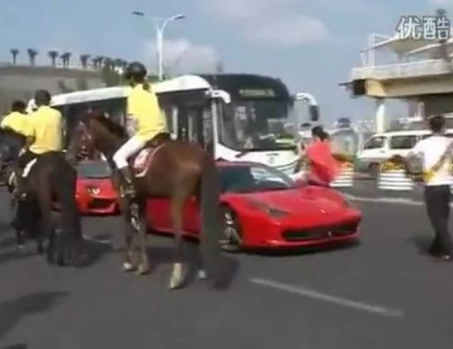 Βίντεο: Ένα άλογο που μισεί τις Ferrari