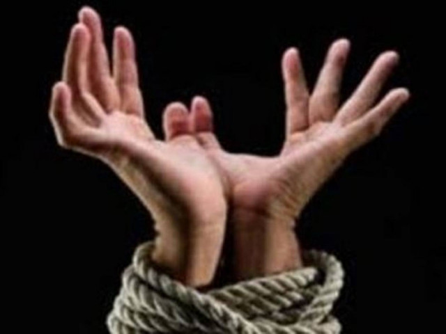 Tην έδεσαν χειροπόδαρα και την λήστεψαν