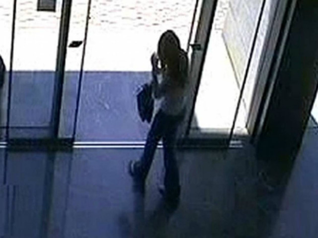 Ξεκαρδιστικό βίντεο: Κοπέλα vs αυτόματης πόρτας