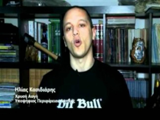 Όταν ο Κασιδιάρης μιλούσε με φόντο μια ναζιστική χειροβομβίδα