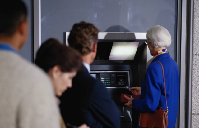 Έκαναν αναλήψεις από λογαριασμούς ηλικιωμένων και πεθαμένων!