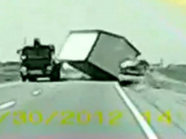 Απίστευτο βίντεο: Οδηγός τράκαρε με... ουρανοκατέβατο σπίτι!