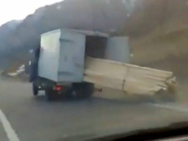 Δεν θα πιστεύεις πως μεταφέρει τα ξύλα αυτό το φορτηγό!