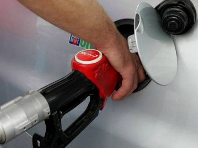 Έκλεβαν βενζίνη από παρκαρισμένα αυτοκίνητα