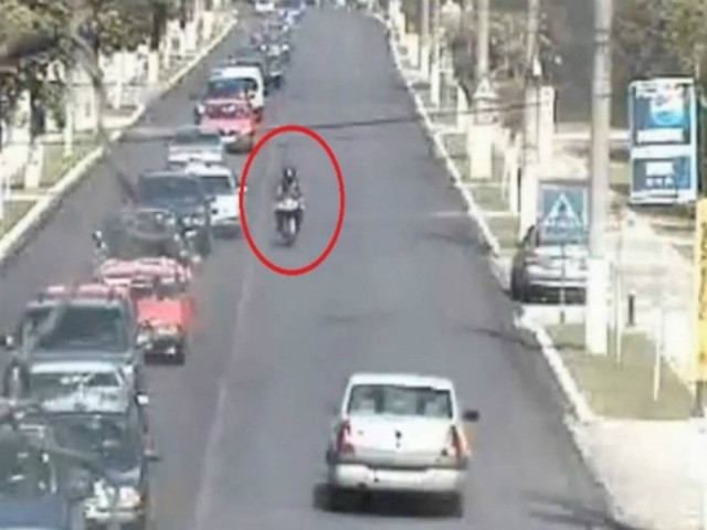 Βίντεο: Δεν φαντάζεστε τί θα συμβεί στον μοτοσυκλετιστή