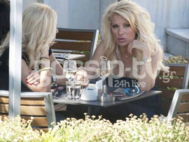 Ελένη Μενεγάκη: Βόλτα και κους κους με τη φίλη της στη Κηφισιά