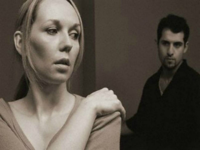 ΣΟΚ: Με κρυφή κάμερα την φωτογράφιζε γυμνή ο πρώην σύζυγός της!