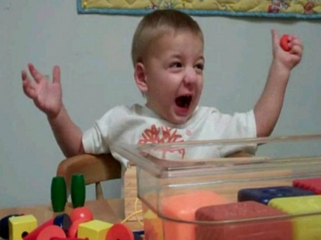 Bίντεο: 2χρονος ακούει για πρώτη φορά τη φωνή της μαμάς του