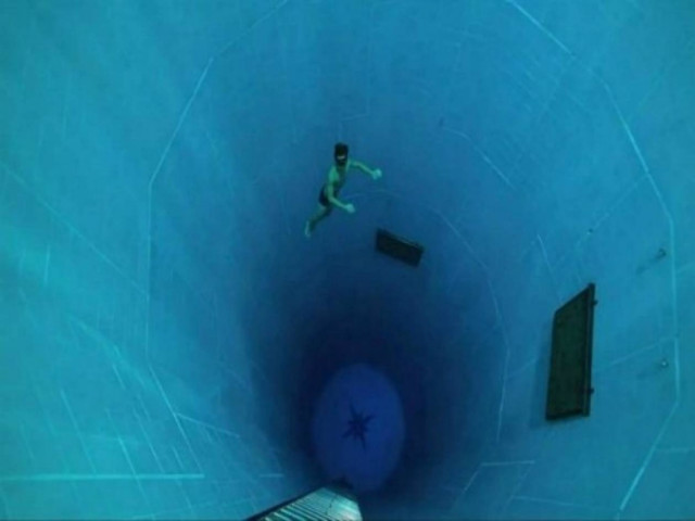 Βουτώντας στην πιο βαθιά πισίνα του κόσμου (vid)