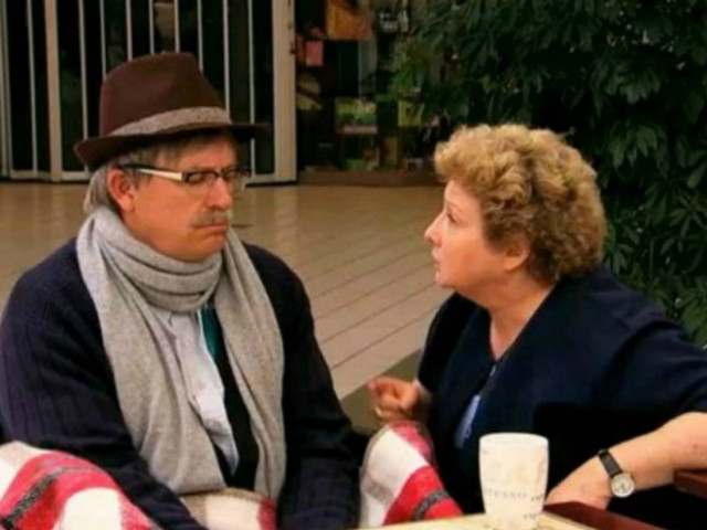 Βίντεο: Ξεκαρδιστική φάρσα με έναν παππού και μια γιαγιά!