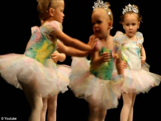 Bίντεο: 2χρονες μπαλαρίνες πλακώνονται σε σχολική παράσταση