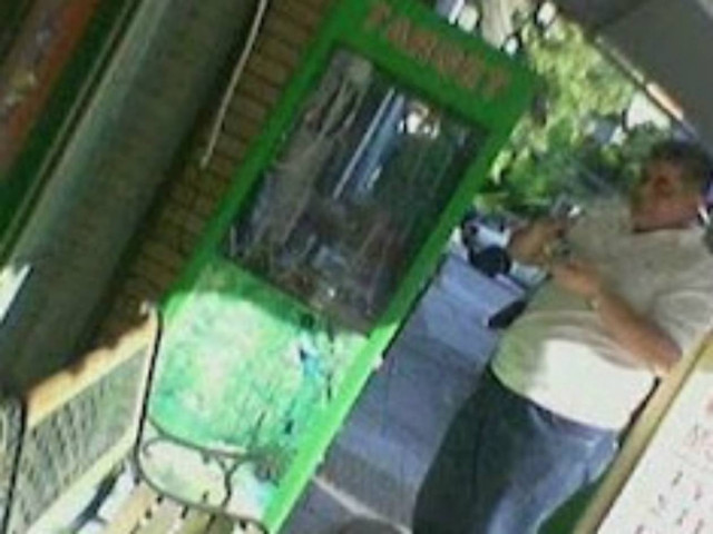 Ο Μιχαλολιάκος της Χρυσής Αυγής «ψαρεύει» αρκουδάκια! (pics)