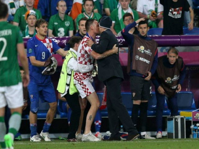 Τα απίστευτα του Euro: Φιλιά στο στόμα και τάκλιν σε προπονητές!